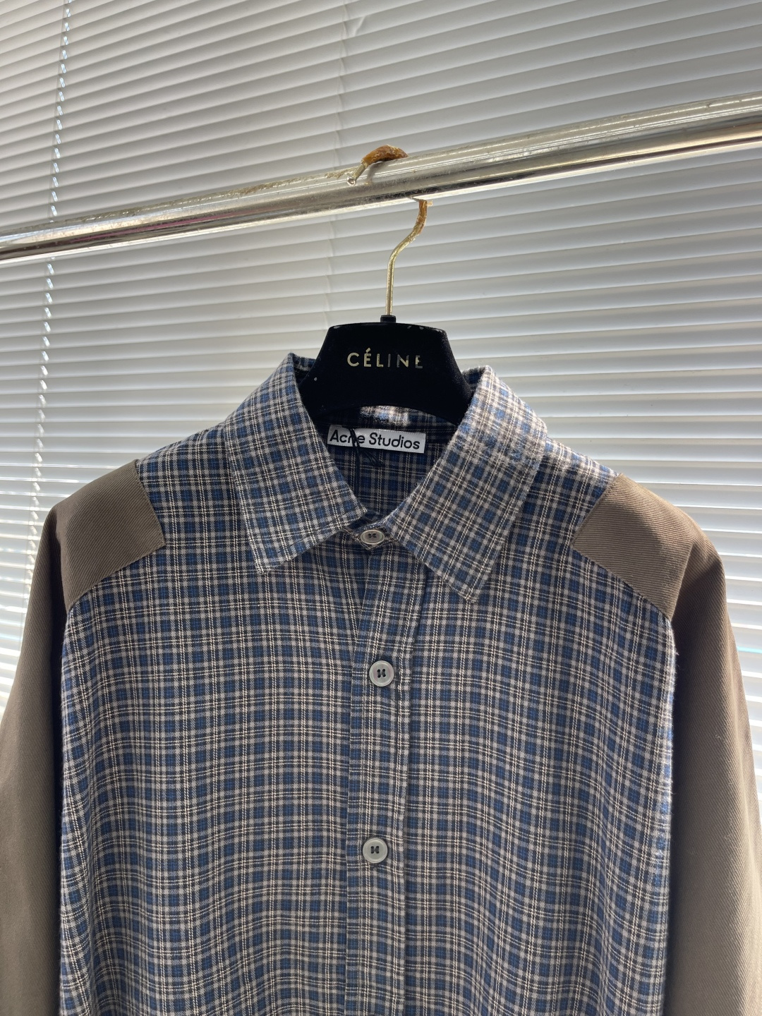 -Acne Studio 拼接格纹长袖衬衫描述：采用格纹图案，衣袖处有对比色补丁。复古慵懒风撞色，版型宽