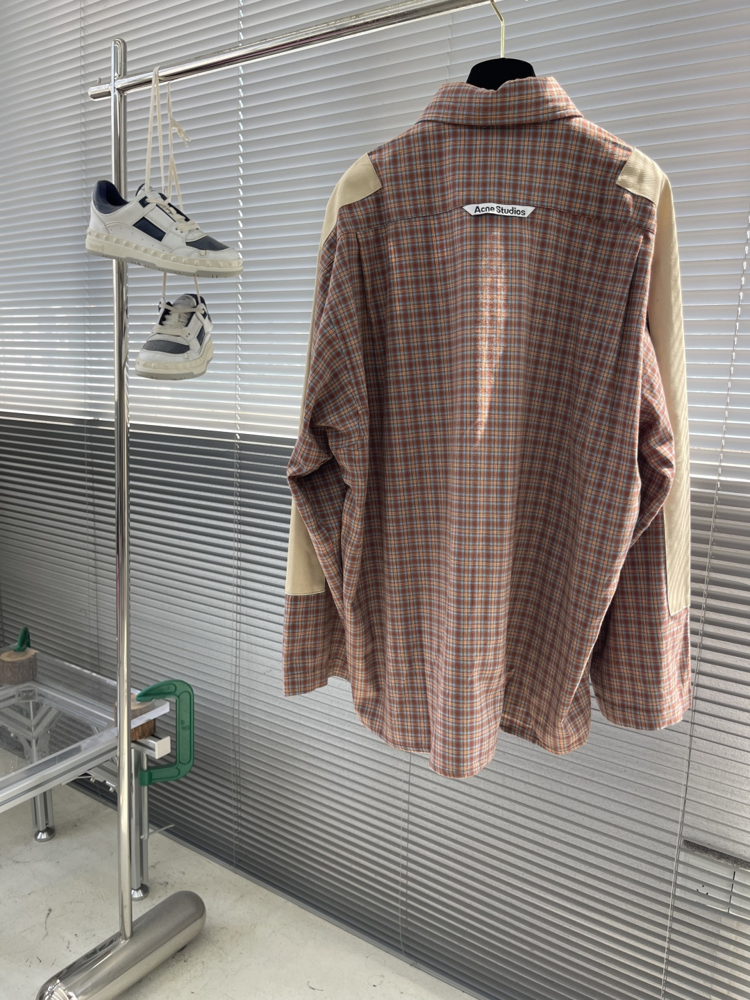 -Acne Studio 拼接格纹长袖衬衫描述：采用格纹图案，衣袖处有对比色补丁。复古慵懒风撞色，版型宽