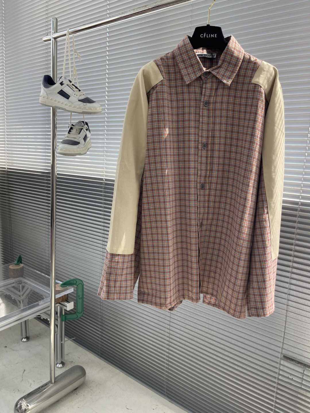 -Acne Studio 拼接格纹长袖衬衫描述：采用格纹图案，衣袖处有对比色补丁。复古慵懒风撞色，版型宽