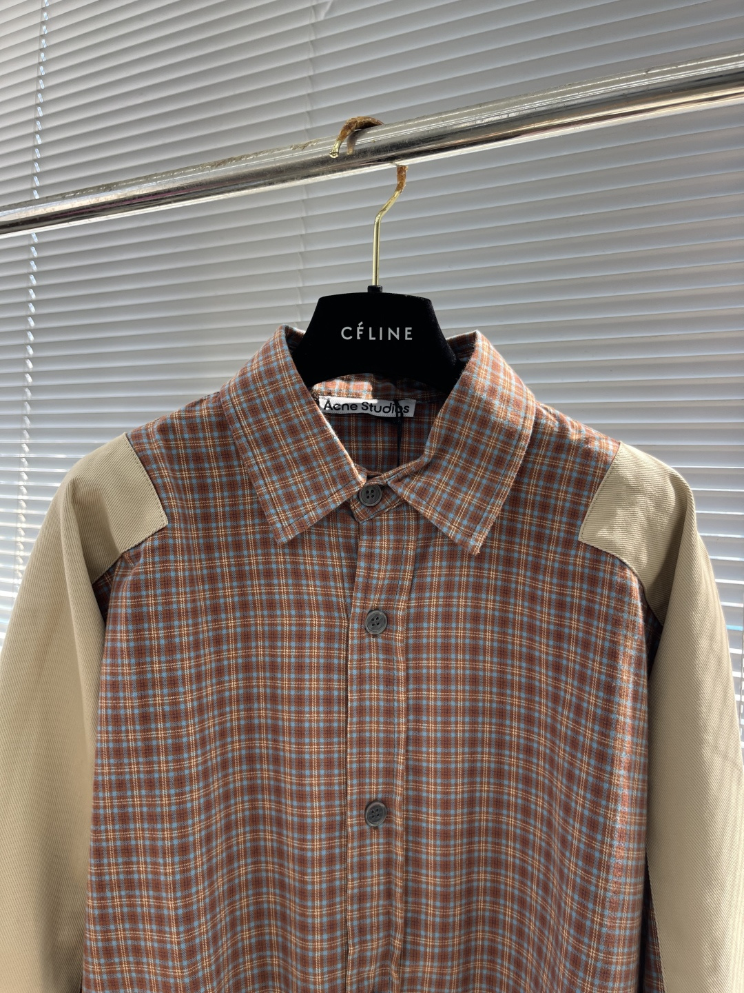 -Acne Studio 拼接格纹长袖衬衫描述：采用格纹图案，衣袖处有对比色补丁。复古慵懒风撞色，版型宽