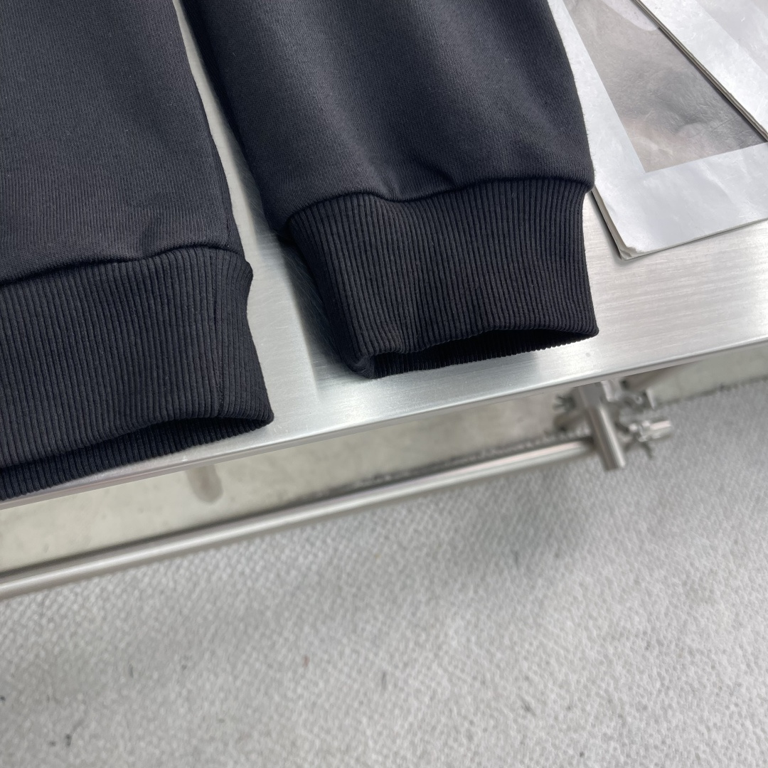 -CELIN 凯旋门刺绣卫衣采用380克纯棉双股毛圈，螺纹搭配2*2双纱螺纹。面料新疆棉定织。刺绣采用3