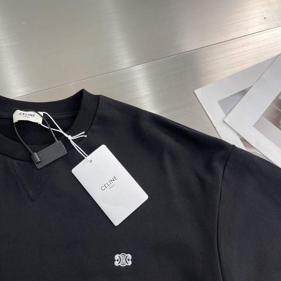 -CELIN 凯旋门刺绣卫衣采用380克纯棉双股毛圈，螺纹搭配2*2双纱螺纹。面料新疆棉定织。刺绣采用3