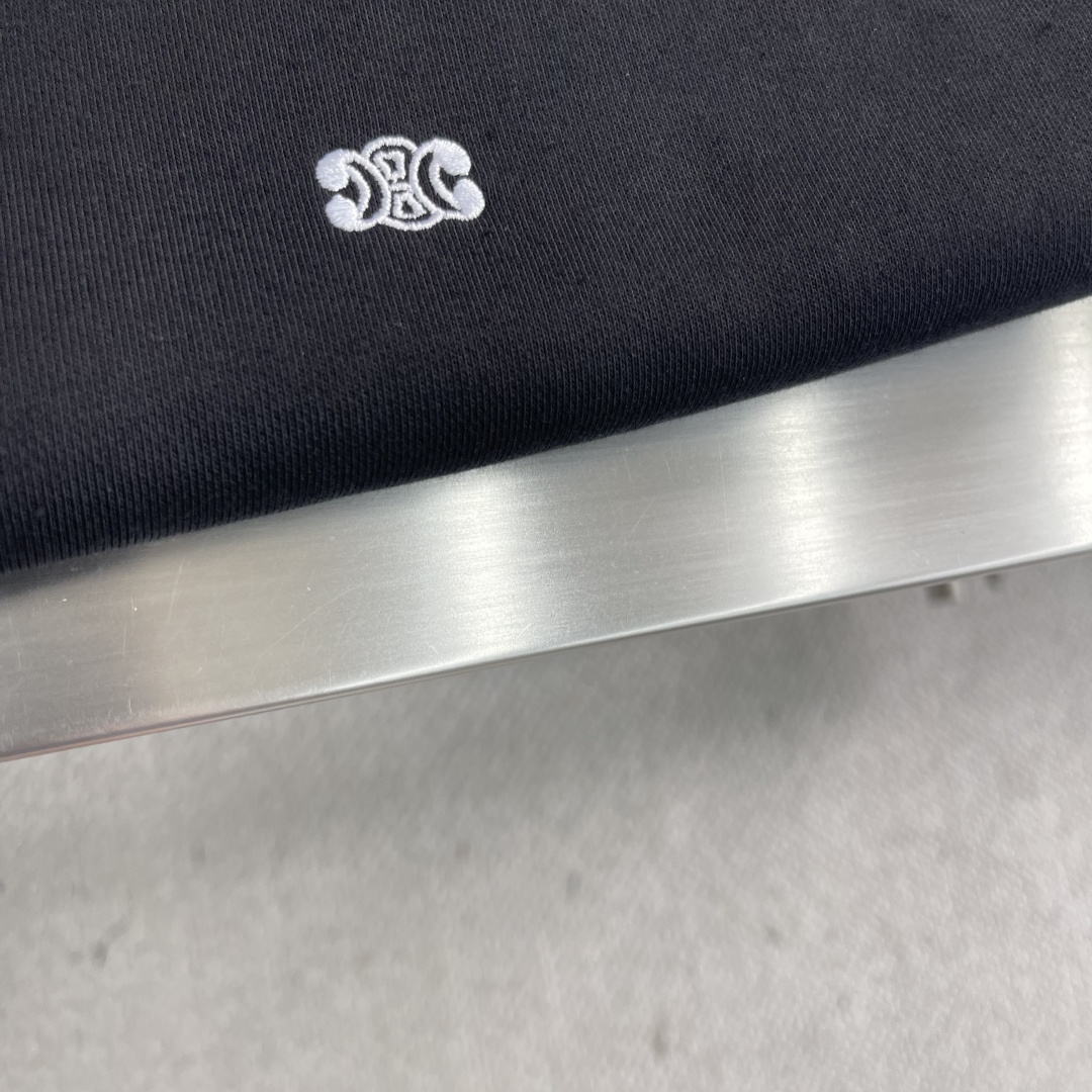 -CELIN 凯旋门刺绣卫衣采用380克纯棉双股毛圈，螺纹搭配2*2双纱螺纹。面料新疆棉定织。刺绣采用3