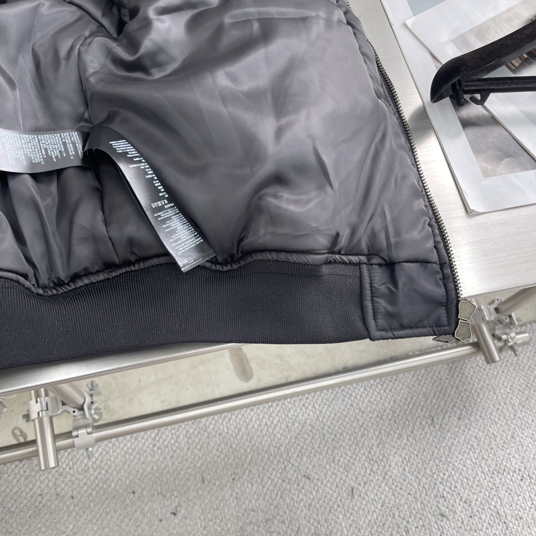 P355

-Balenciag       25ss新款秋季系列 长袖拉链开合棉服 男女同款 宽松版型  高版本
码数：39.40.41.42.
衣长	73	74	75	76	
胸围	148 152 156 160
肩宽    63.9 65.1 66.3 67.5	
袖长	62	63	64	65
