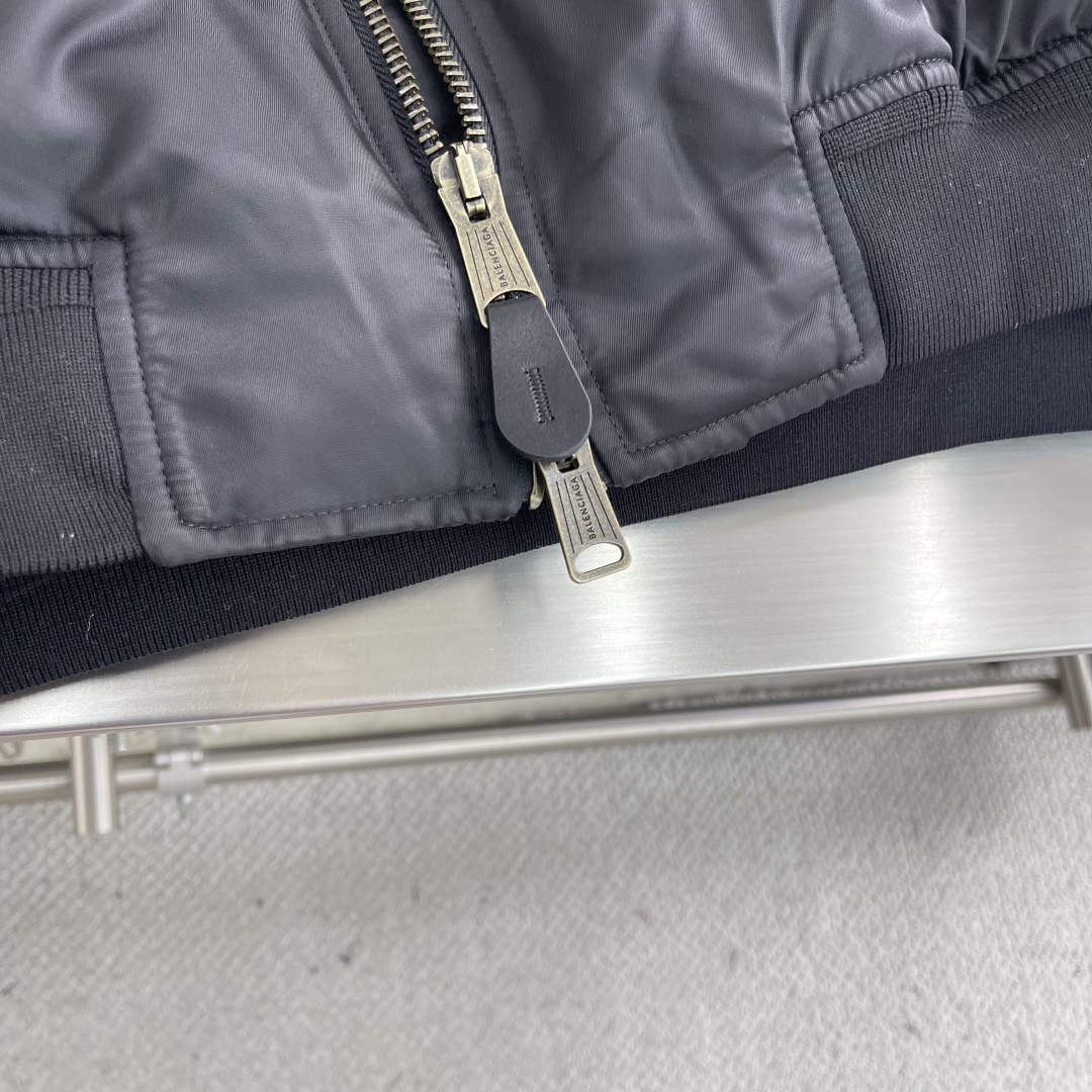 P355

-Balenciag       25ss新款秋季系列 长袖拉链开合棉服 男女同款 宽松版型  高版本
码数：39.40.41.42.
衣长	73	74	75	76	
胸围	148 152 156 160
肩宽    63.9 65.1 66.3 67.5	
袖长	62	63	64	65