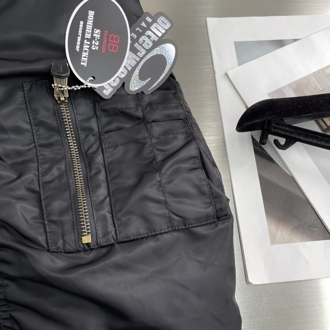 P355

-Balenciag       25ss新款秋季系列 长袖拉链开合棉服 男女同款 宽松版型  高版本
码数：39.40.41.42.
衣长	73	74	75	76	
胸围	148 152 156 160
肩宽    63.9 65.1 66.3 67.5	
袖长	62	63	64	65