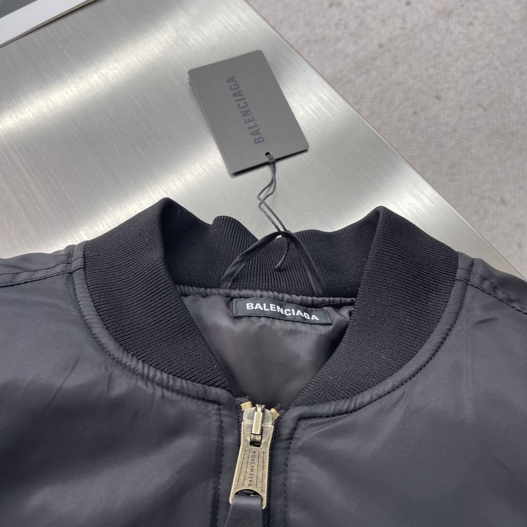 P355

-Balenciag       25ss新款秋季系列 长袖拉链开合棉服 男女同款 宽松版型  高版本
码数：39.40.41.42.
衣长	73	74	75	76	
胸围	148 152 156 160
肩宽    63.9 65.1 66.3 67.5	
袖长	62	63	64	65