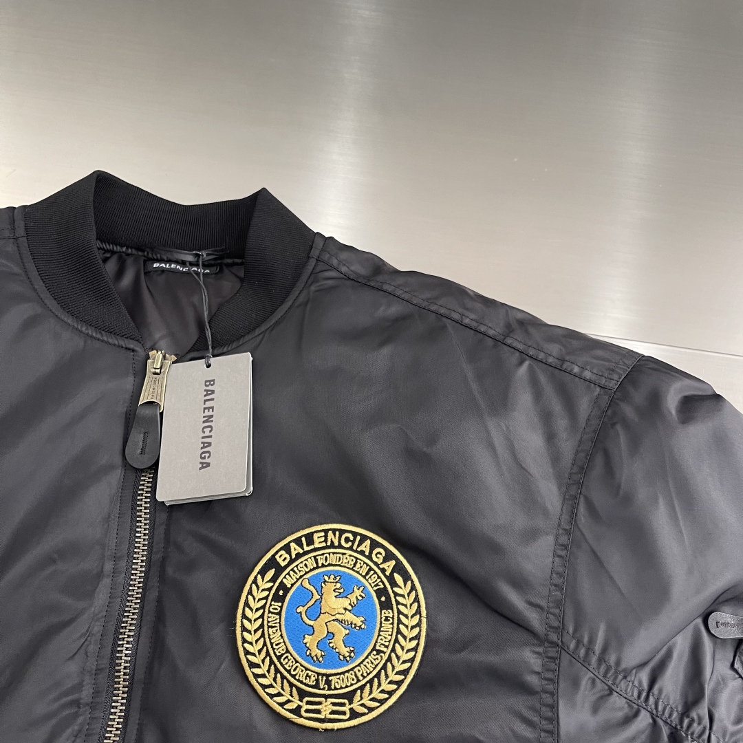 P355

-Balenciag       25ss新款秋季系列 长袖拉链开合棉服 男女同款 宽松版型  高版本
码数：39.40.41.42.
衣长	73	74	75	76	
胸围	148 152 156 160
肩宽    63.9 65.1 66.3 67.5	
袖长	62	63	64	65