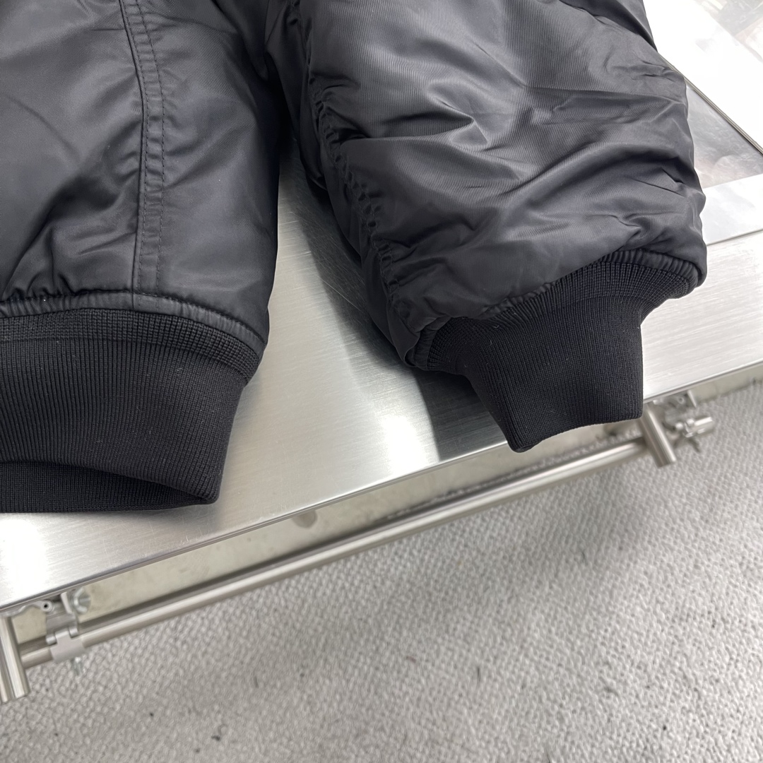 P355

-Balenciag       25ss新款秋季系列 长袖拉链开合棉服 男女同款 宽松版型  高版本
码数：39.40.41.42.
衣长	73	74	75	76	
胸围	148 152 156 160
肩宽    63.9 65.1 66.3 67.5	
袖长	62	63	64	65