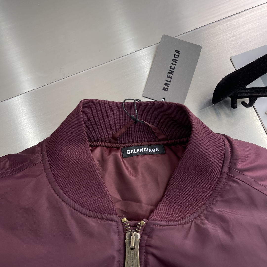 P355

-Balenciag       25ss新款秋季系列 长袖拉链开合棉服 男女同款 宽松版型  高版本
码数：39.40.41.42.
衣长	73	74	75	76	
胸围	148 152 156 160
肩宽    63.9 65.1 66.3 67.5	
袖长	62	63	64	65