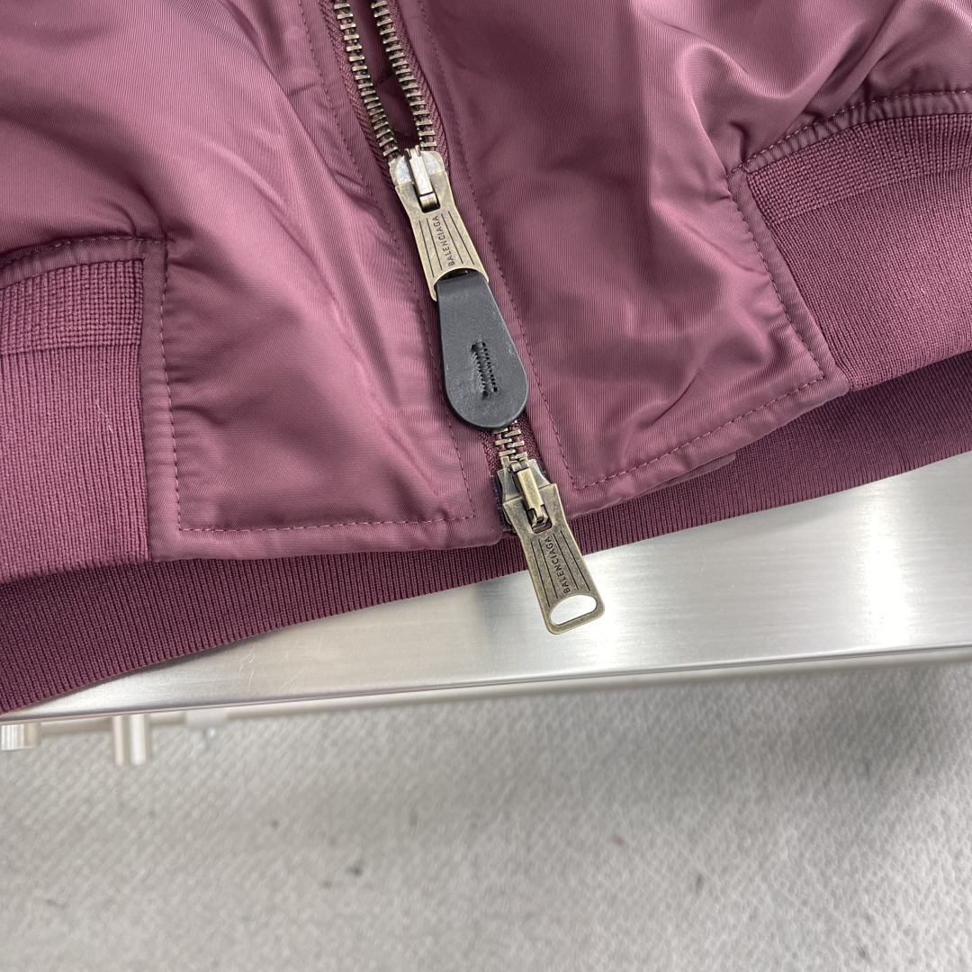 P355

-Balenciag       25ss新款秋季系列 长袖拉链开合棉服 男女同款 宽松版型  高版本
码数：39.40.41.42.
衣长	73	74	75	76	
胸围	148 152 156 160
肩宽    63.9 65.1 66.3 67.5	
袖长	62	63	64	65