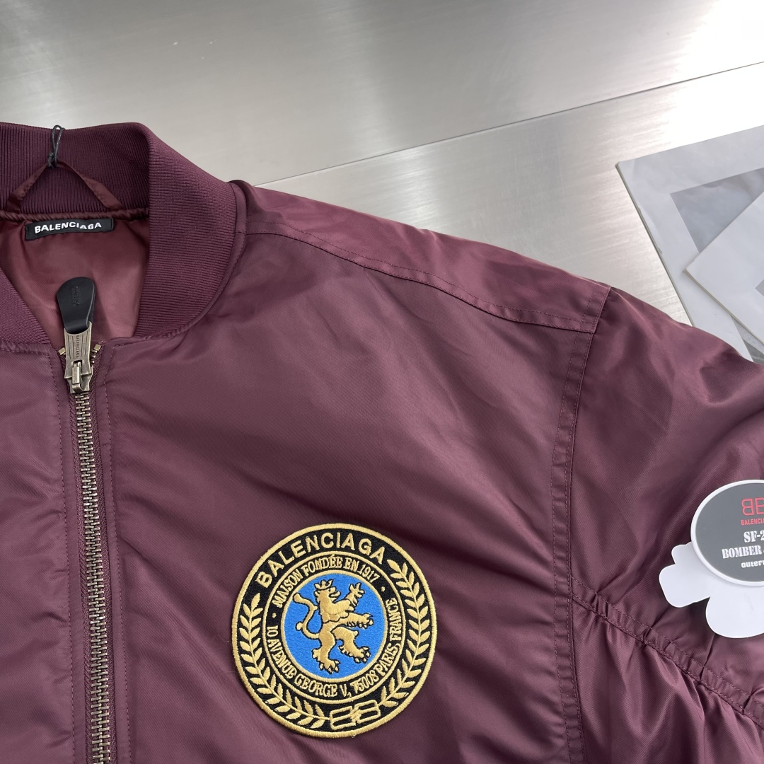 P355

-Balenciag       25ss新款秋季系列 长袖拉链开合棉服 男女同款 宽松版型  高版本
码数：39.40.41.42.
衣长	73	74	75	76	
胸围	148 152 156 160
肩宽    63.9 65.1 66.3 67.5	
袖长	62	63	64	65