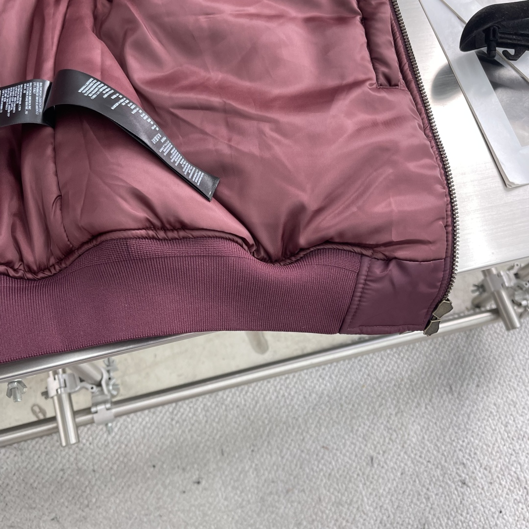 P355

-Balenciag       25ss新款秋季系列 长袖拉链开合棉服 男女同款 宽松版型  高版本
码数：39.40.41.42.
衣长	73	74	75	76	
胸围	148 152 156 160
肩宽    63.9 65.1 66.3 67.5	
袖长	62	63	64	65