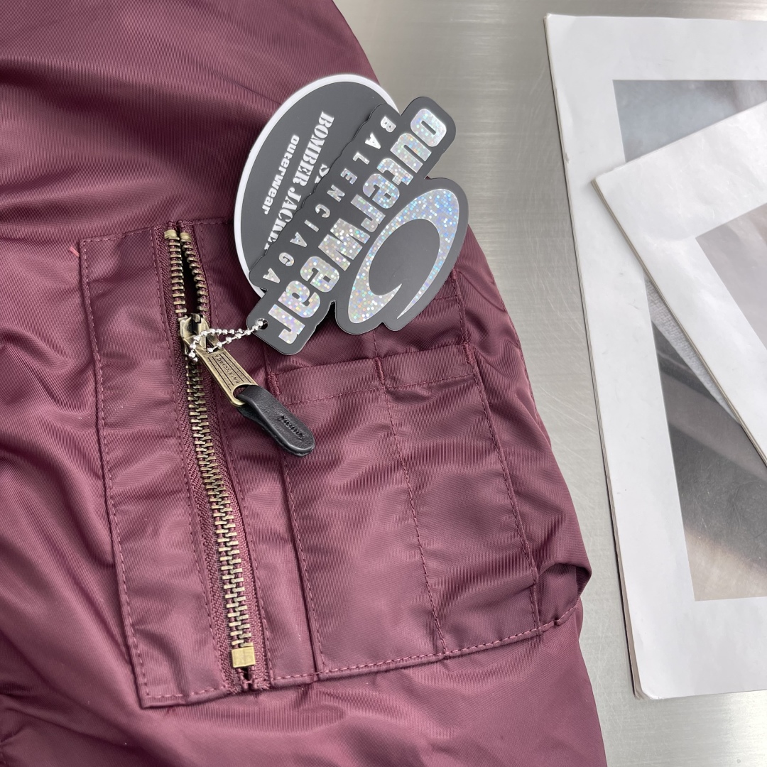 P355

-Balenciag       25ss新款秋季系列 长袖拉链开合棉服 男女同款 宽松版型  高版本
码数：39.40.41.42.
衣长	73	74	75	76	
胸围	148 152 156 160
肩宽    63.9 65.1 66.3 67.5	
袖长	62	63	64	65