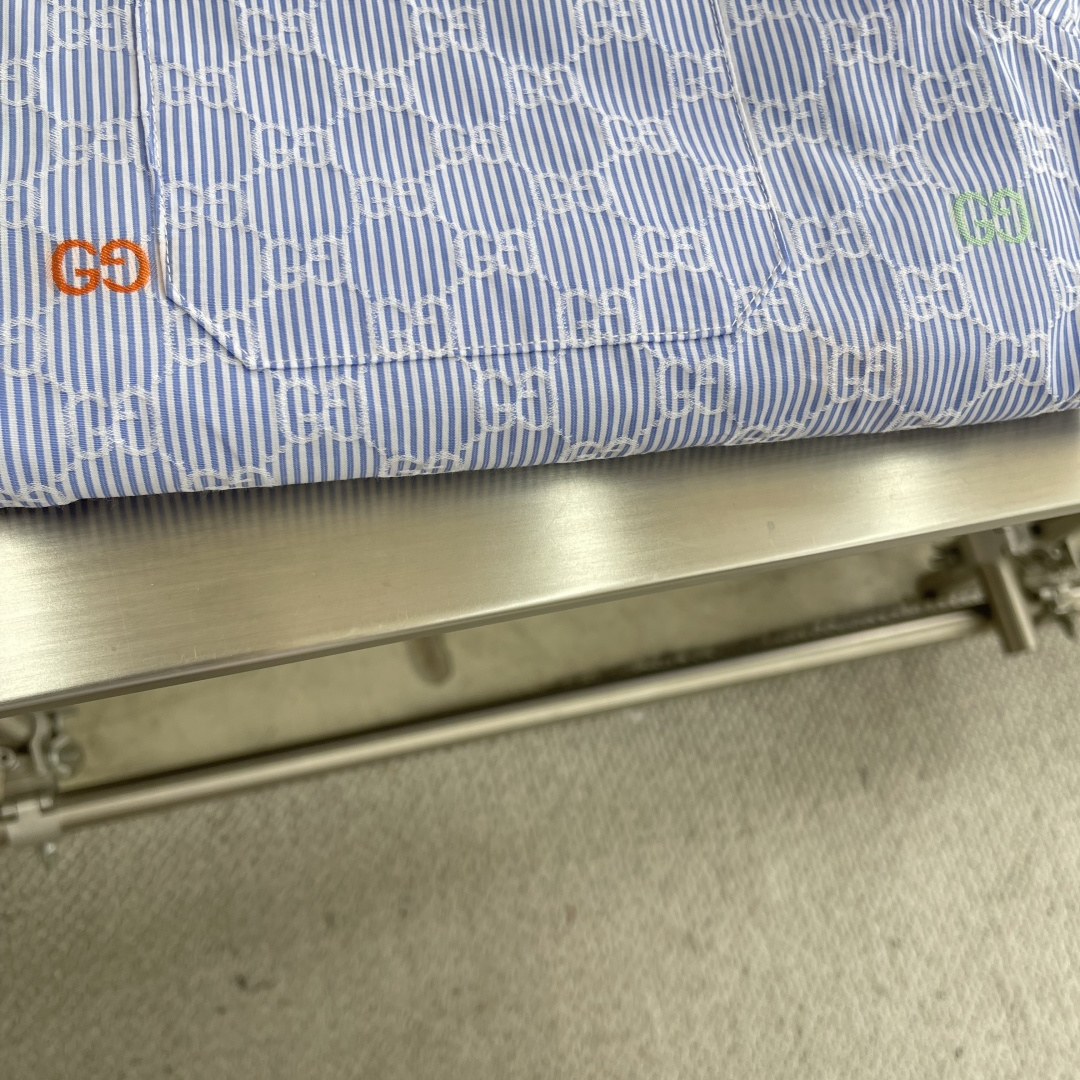 New GUCCI 25ss Shirt: Light Blue Stripes, Multi-Colored GG Details, Various Sizes Available - 图片 4