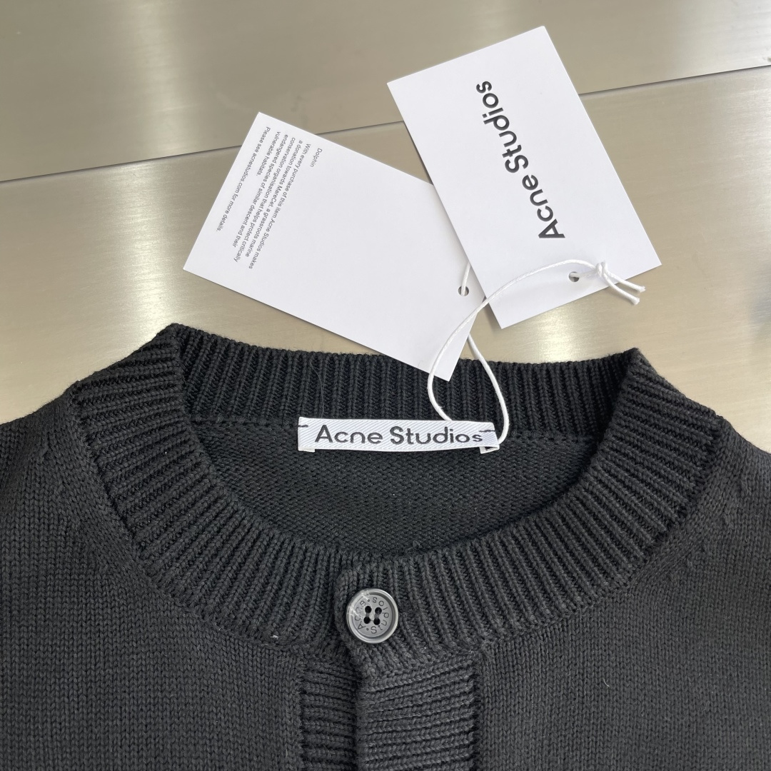 ACNE Studios Wool Coat with Butterfly Embroidery: Innovative Techniques and Precision Craftsmanship - 图片 3