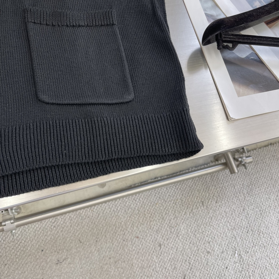 ACNE Studios Wool Coat with Butterfly Embroidery: Innovative Techniques and Precision Craftsmanship - 图片 6