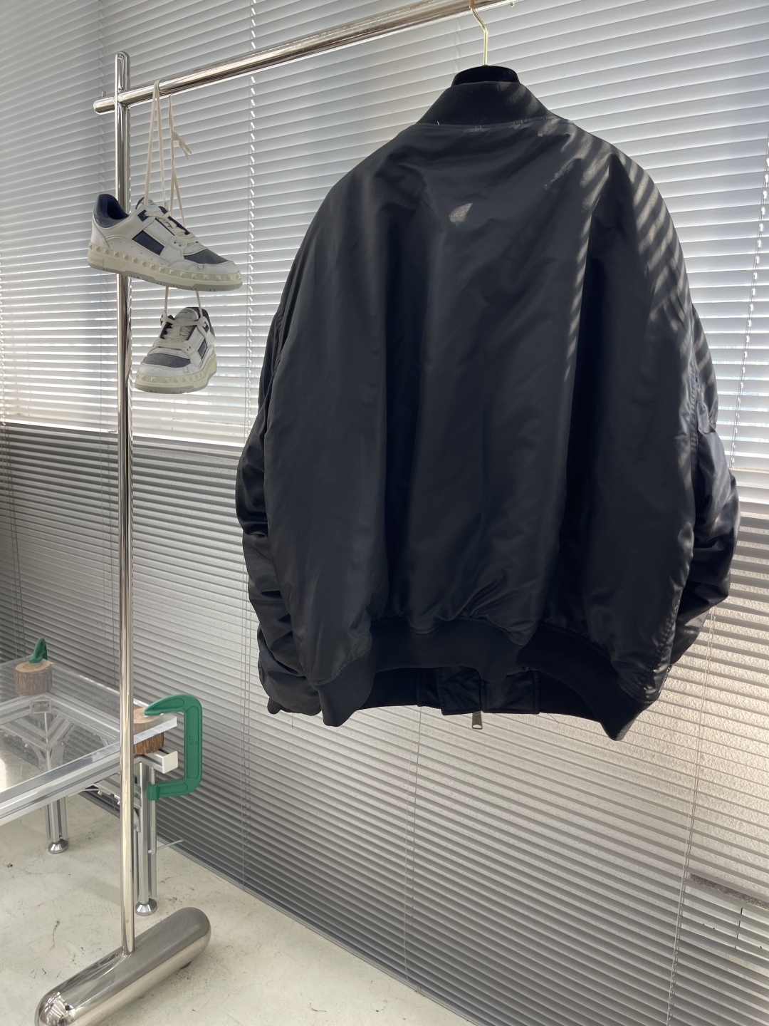 P355

-Balenciag       25ss新款秋季系列 长袖拉链开合棉服 男女同款 宽松版型  高版本
码数：39.40.41.42.
衣长	73	74	75	76	
胸围	148 152 156 160
肩宽    63.9 65.1 66.3 67.5	
袖长	62	63	64	65