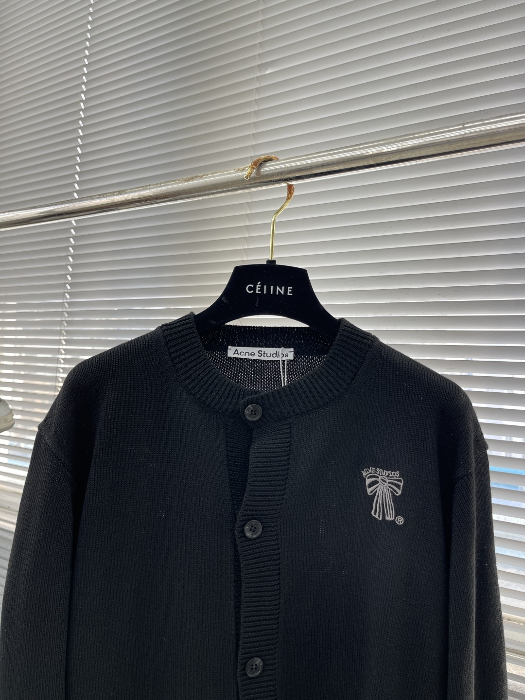 ACNE Studios Wool Coat with Butterfly Embroidery: Innovative Techniques and Precision Craftsmanship - 图片 2