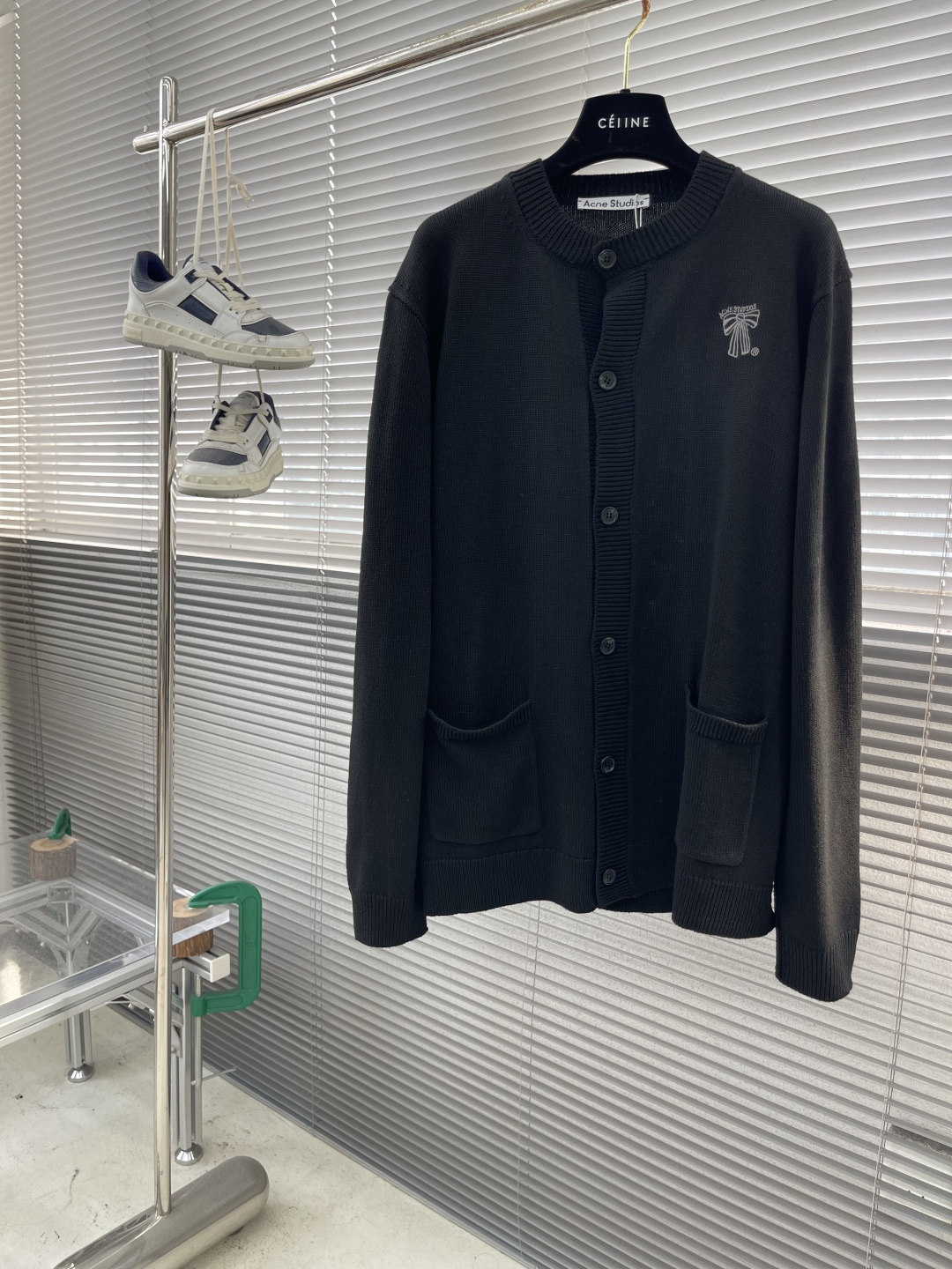 ACNE Studios Wool Coat with Butterfly Embroidery: Innovative Techniques and Precision Craftsmanship - 图片 1