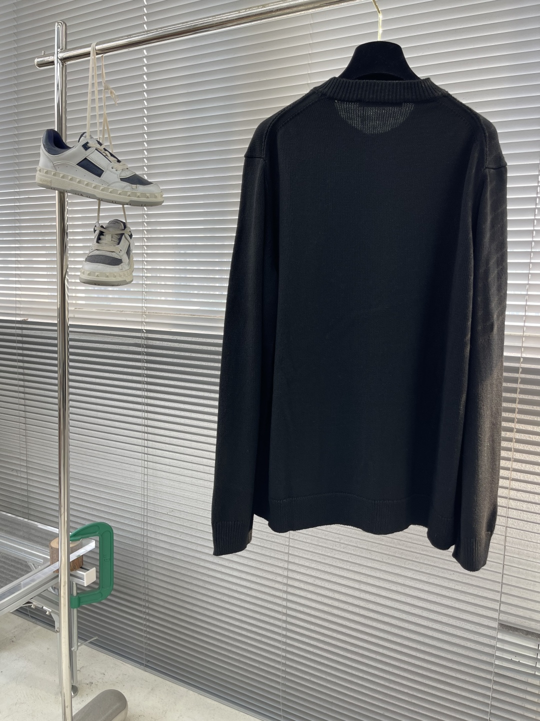 ACNE Studios Wool Coat with Butterfly Embroidery: Innovative Techniques and Precision Craftsmanship - 图片 7