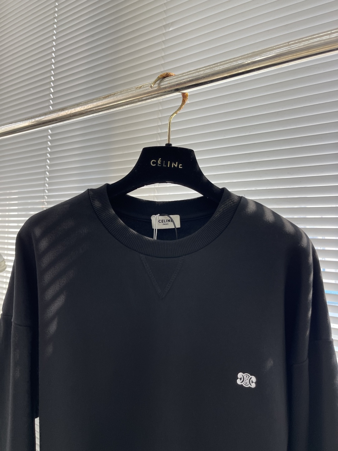 -CELIN 凯旋门刺绣卫衣采用380克纯棉双股毛圈，螺纹搭配2*2双纱螺纹。面料新疆棉定织。刺绣采用3