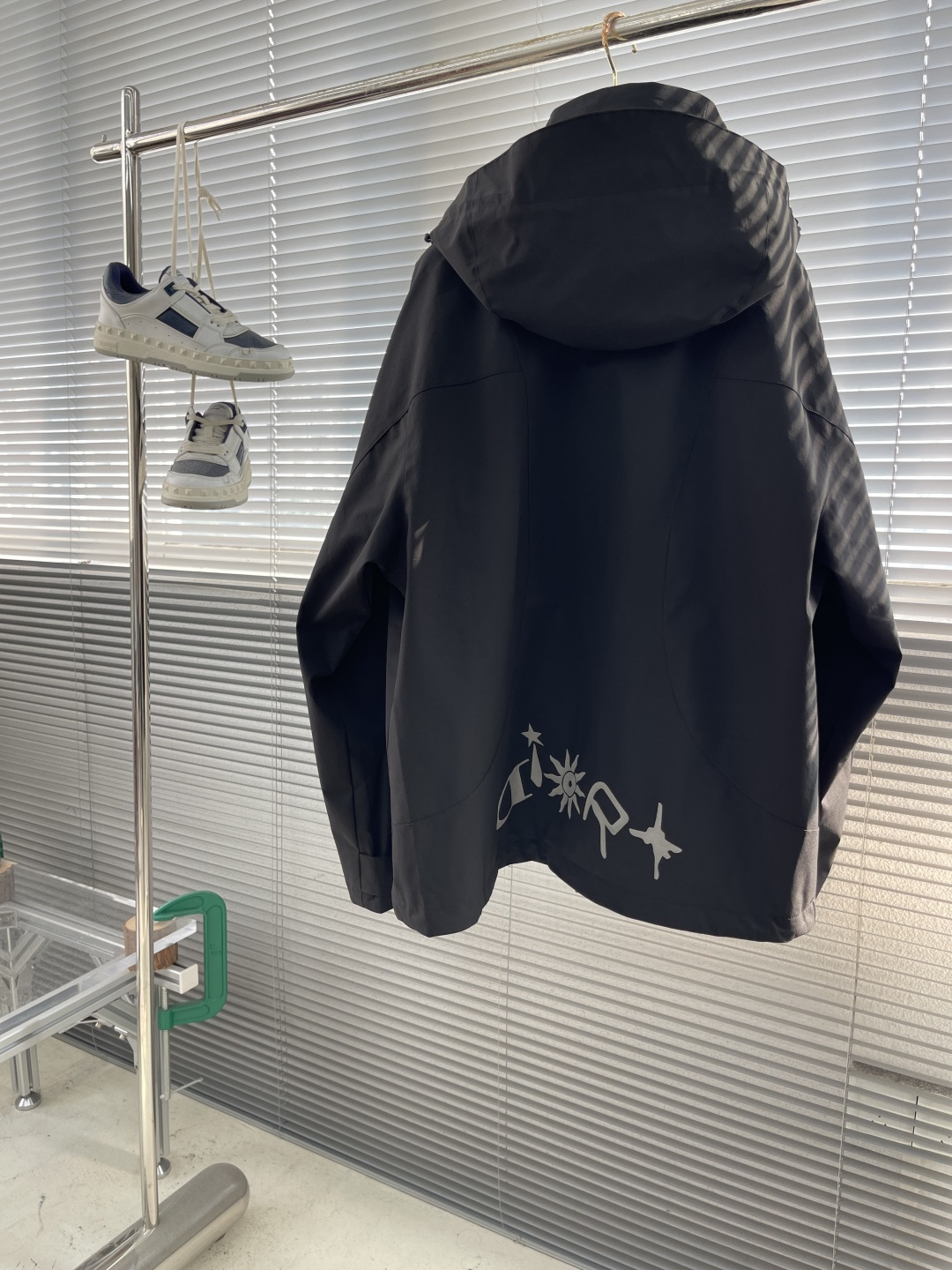 NO:743488,The highest version on the market, the girl inspects the goods, trims the three marks on the threads, and delivers the goods. You can send pictures and videos. If you want quality and service, add me on WeChat. We will not accept urgent orders. -Dio's new hooded jacket. Gore-Tex fabric three-in-one fabric, an internationally certified ski-specific fabric, with windproof, breathable and waterproof functions, reflective printing technology on the back panel, the hat can also be folded, heavy industry sewing standards, accessories 11 original development. Code number 46 48 50 52 Code number  Bra length and shoulder width 46 12473 53 48 12874.5 55 50 13276 57 52 13677.5 59,Dior-clothing,dior,dior,jackets & coats,jackets & coats,hats,19860909市面最高版本小妹验货、修剪线头上三标、发货可发图及拍视频,要品质要服务的加我微信,不接急单. -Dio新款连帽夹克外套.Gore-Tex面料三合一面料,国际认证滑雪专用面料,具有防风透气防水功能,后幅反光印花工艺,帽子也可折叠,重工车缝标准,辅料11原版开发. 码数46 48 50 52 码数 胸围衣长肩宽 46 12473 53 48 12874.5 55 50 13276 57 52 13677.5 59,迪奥-服装,dior,dior,jackets & coats,jackets & coats,hats,,Women's clothing