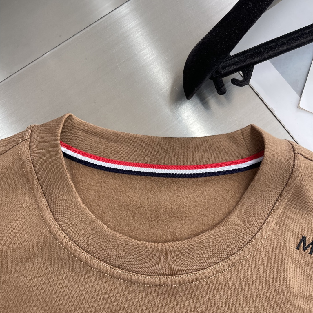 -mon 25秋冬打底衫 选用火焰绒面料 细腻柔软上身舒适简约 时尚适配商务、休闲等多种场合码数：48-