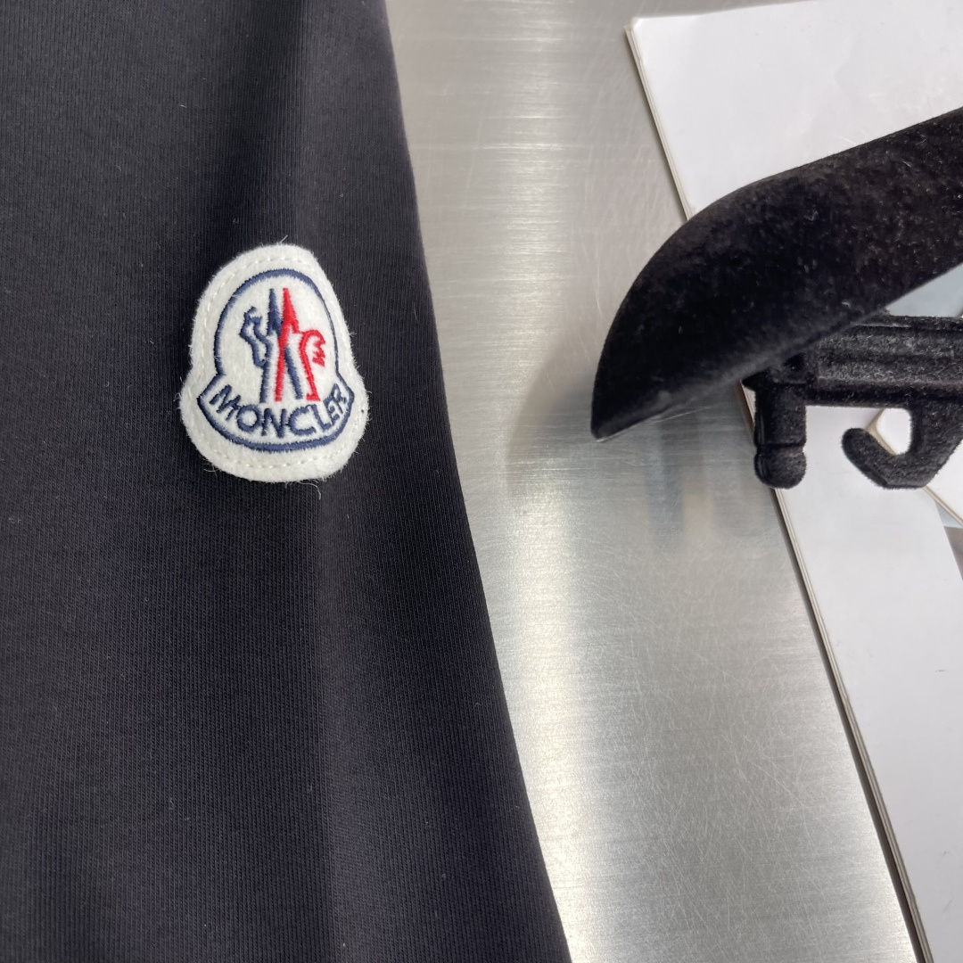 -mon 25秋冬打底衫 选用火焰绒面料 细腻柔软上身舒适简约 时尚适配商务、休闲等多种场合码数：48-