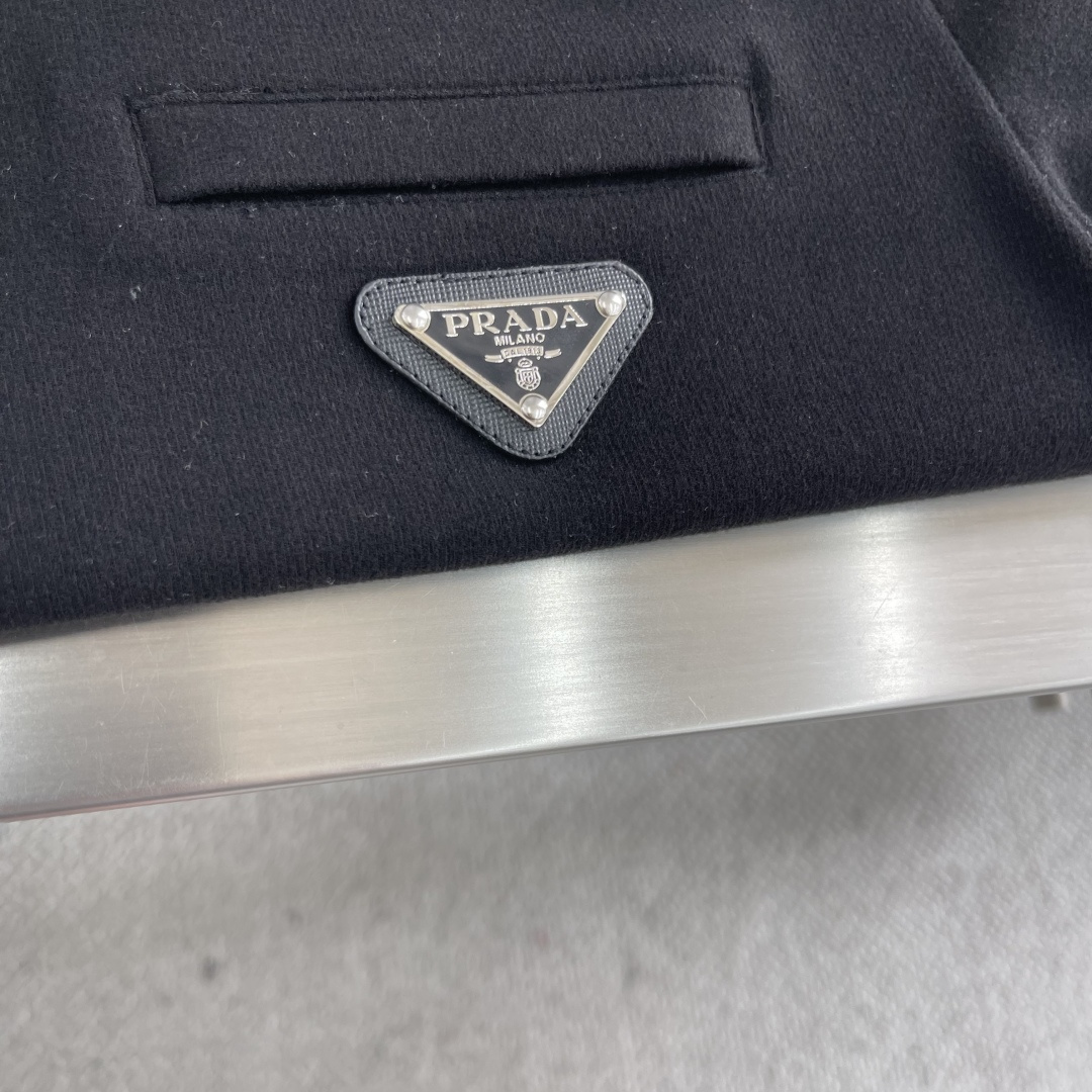 -PRAD 25秋冬打底衫 选用德绒小条 面料细腻柔软上身舒适 简约时尚 适配商务、休闲等多种场合 码数