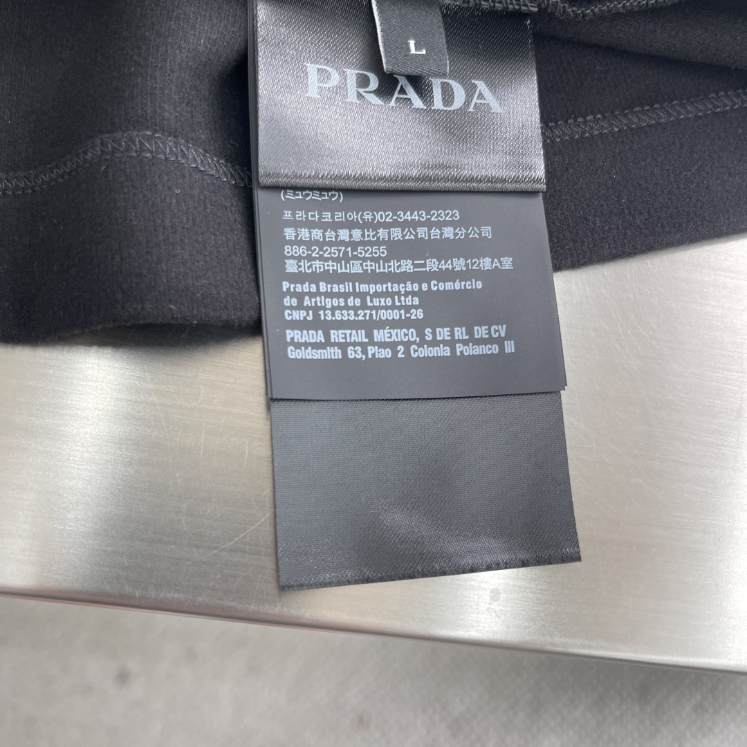 -PRAD 25秋冬打底衫 选用德绒小条 面料细腻柔软上身舒适 简约时尚 适配商务、休闲等多种场合 码数