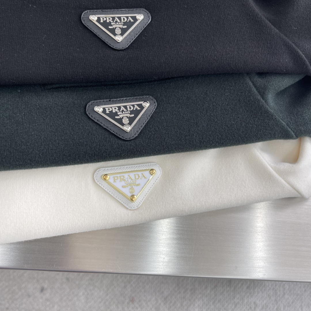 -PRAD 25秋冬打底衫 选用德绒小条 面料细腻柔软上身舒适 简约时尚 适配商务、休闲等多种场合 码数