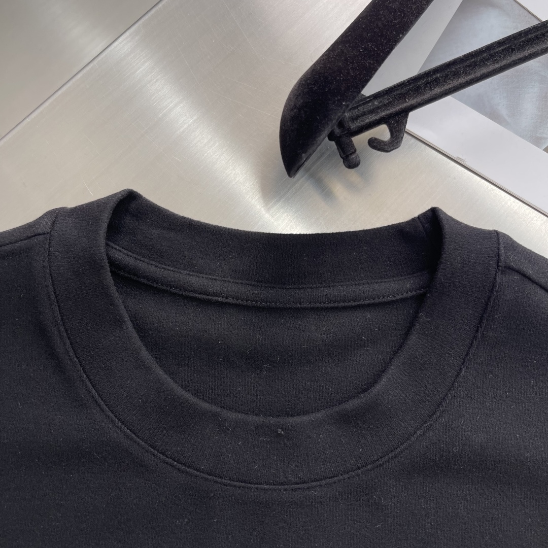 -PRAD 25秋冬打底衫 选用德绒小条 面料细腻柔软上身舒适 简约时尚 适配商务、休闲等多种场合 码数