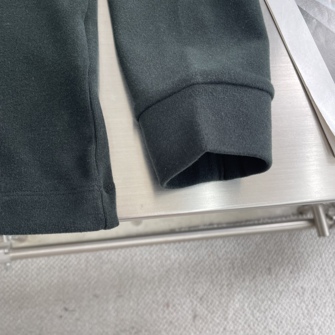 -PRAD 25秋冬打底衫 选用德绒小条 面料细腻柔软上身舒适 简约时尚 适配商务、休闲等多种场合 码数