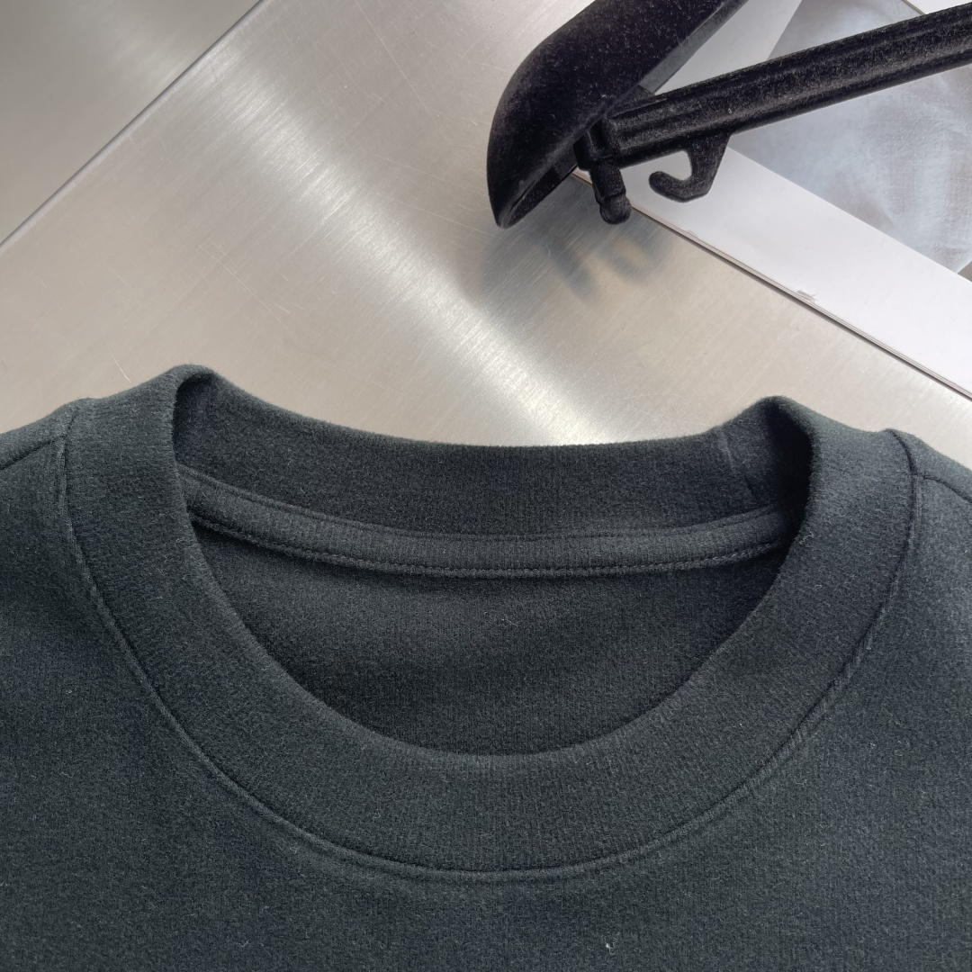 -PRAD 25秋冬打底衫 选用德绒小条 面料细腻柔软上身舒适 简约时尚 适配商务、休闲等多种场合 码数