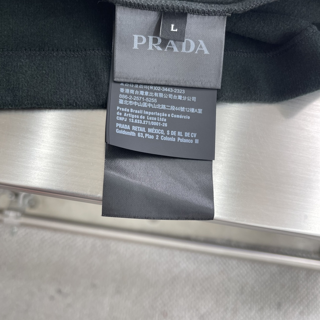 -PRAD 25秋冬打底衫 选用德绒小条 面料细腻柔软上身舒适 简约时尚 适配商务、休闲等多种场合 码数