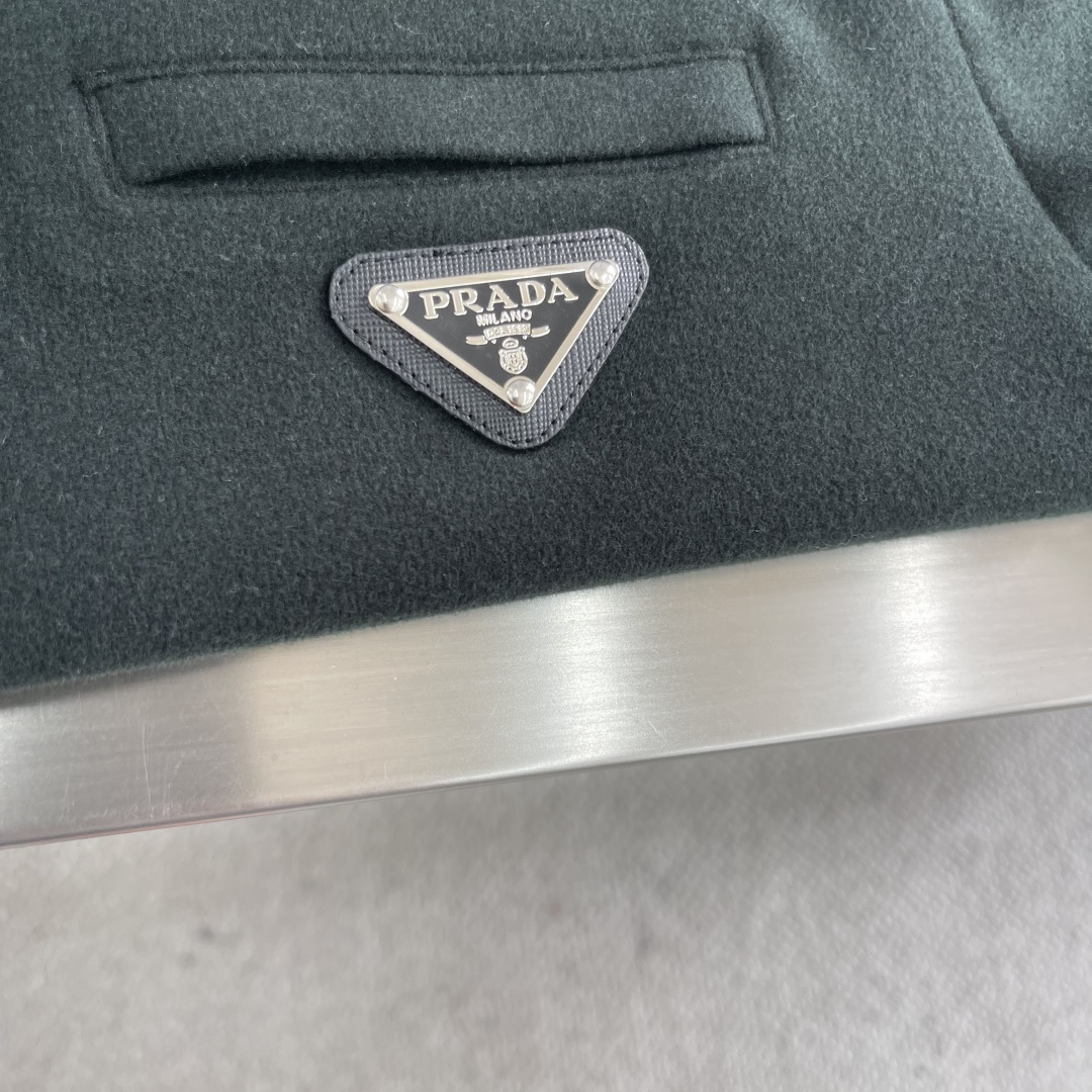 -PRAD 25秋冬打底衫 选用德绒小条 面料细腻柔软上身舒适 简约时尚 适配商务、休闲等多种场合 码数