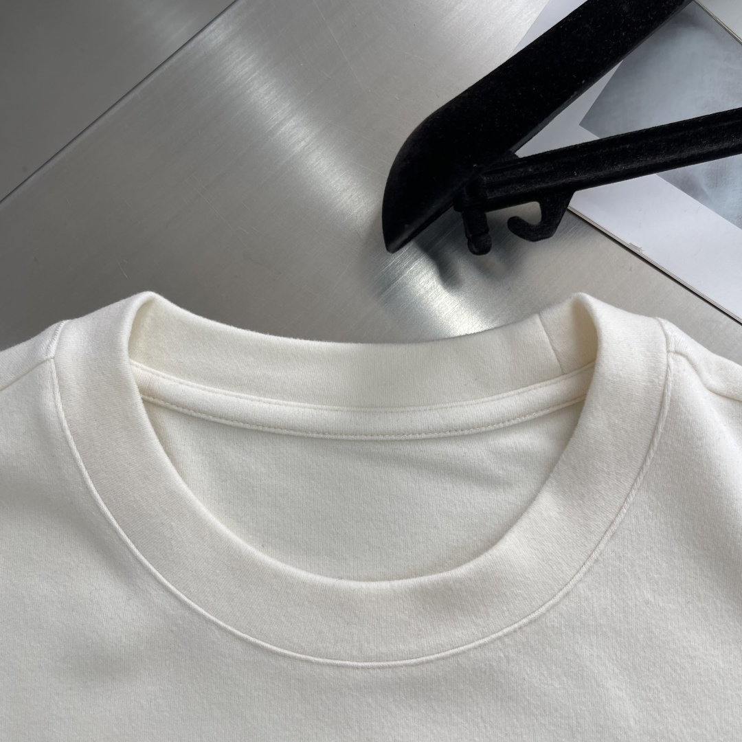 -PRAD 25秋冬打底衫 选用德绒小条 面料细腻柔软上身舒适 简约时尚 适配商务、休闲等多种场合 码数