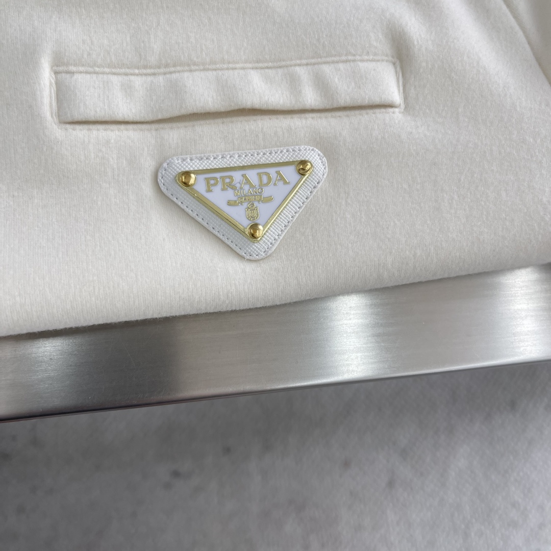 -PRAD 25秋冬打底衫 选用德绒小条 面料细腻柔软上身舒适 简约时尚 适配商务、休闲等多种场合 码数