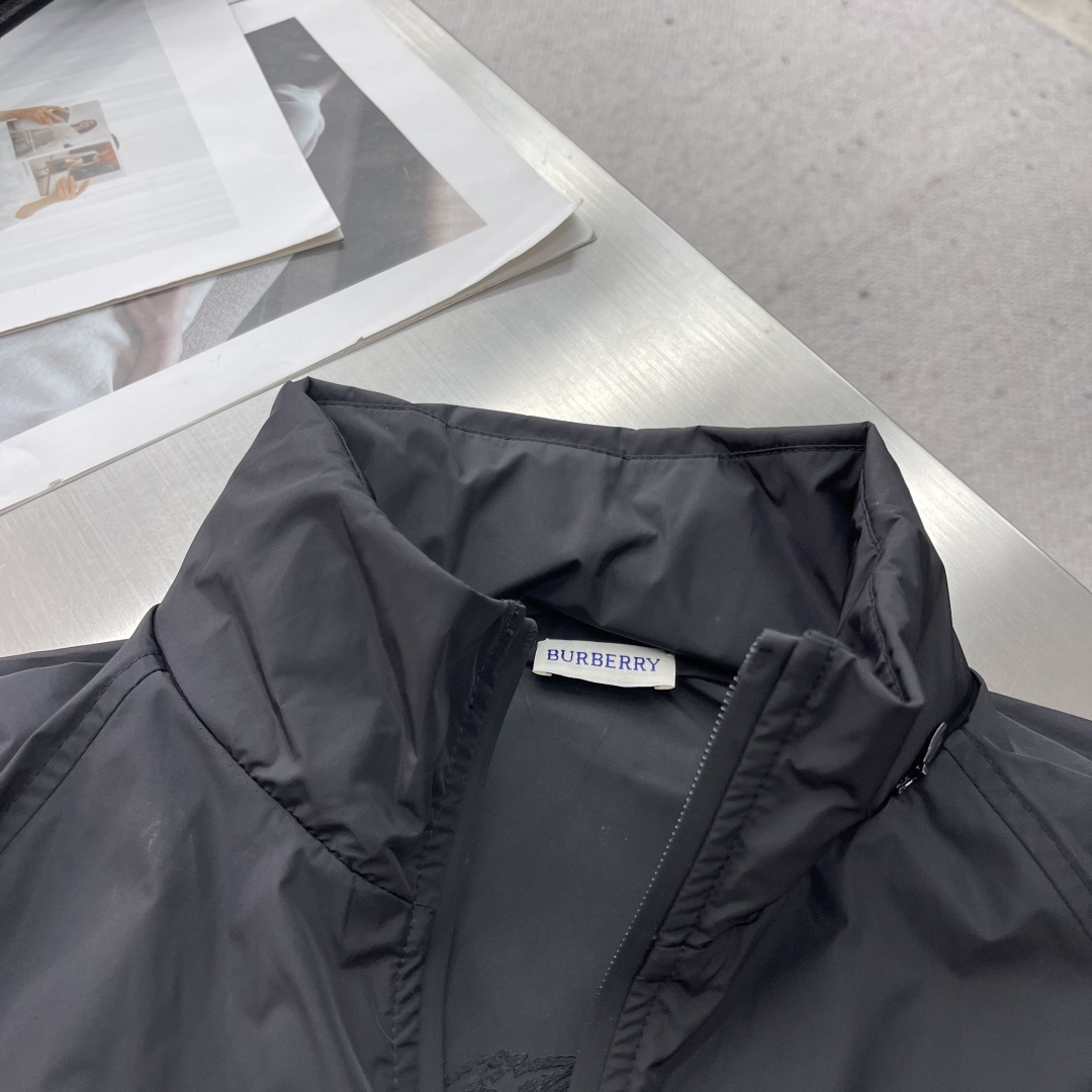 

-BBR       25Fw新款战马刺绣连帽外套 
马术骑士徽章外套 经典黑色连帽 背后刺绣
码数