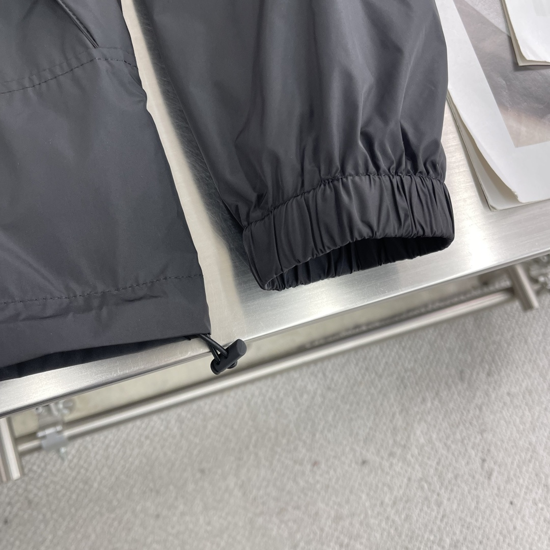 

-BBR       25Fw新款战马刺绣连帽外套 
马术骑士徽章外套 经典黑色连帽 背后刺绣
码数