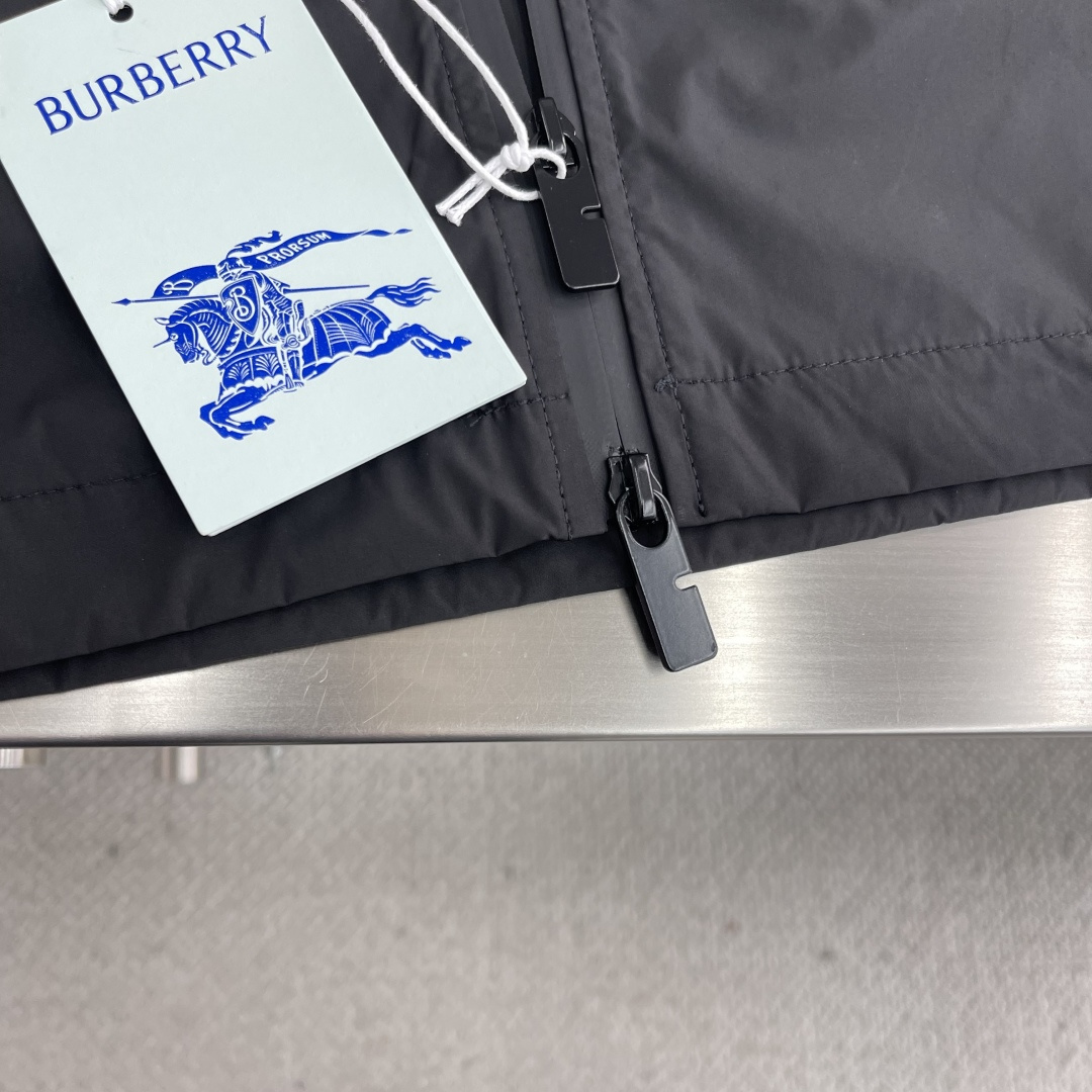 

-BBR       25Fw新款战马刺绣连帽外套 
马术骑士徽章外套 经典黑色连帽 背后刺绣
码数