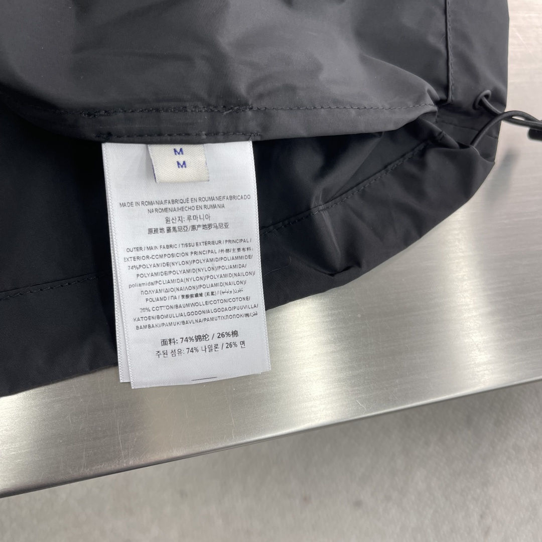 

-BBR       25Fw新款战马刺绣连帽外套 
马术骑士徽章外套 经典黑色连帽 背后刺绣
码数