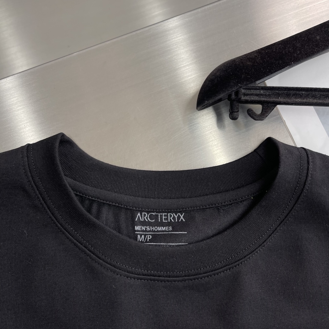 

-🐦 鸟家   2025fw长袖T恤  
小鸟字母LOGO明线拼接印花  
高端32s双纱280克面