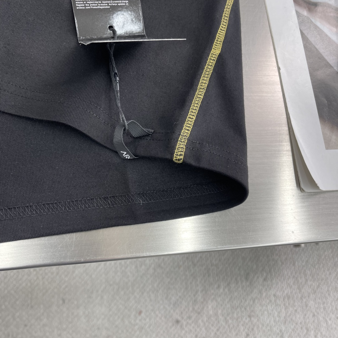 

-🐦 鸟家   2025fw长袖T恤  
小鸟字母LOGO明线拼接印花  
高端32s双纱280克面