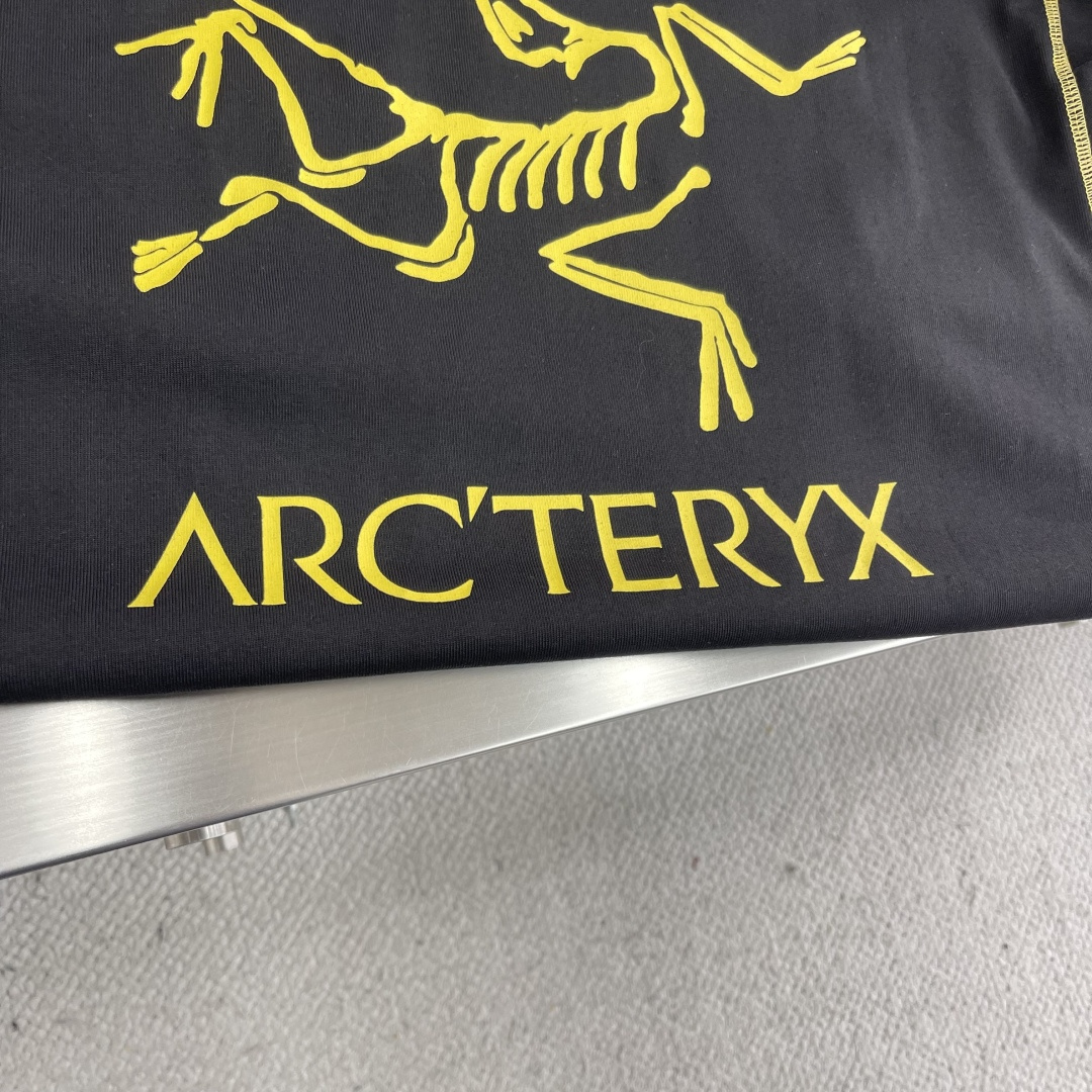 

-🐦 鸟家   2025fw长袖T恤  
小鸟字母LOGO明线拼接印花  
高端32s双纱280克面