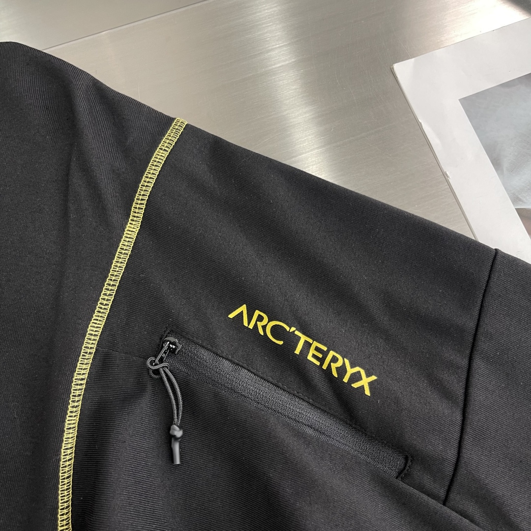 

-🐦 鸟家   2025fw长袖T恤  
小鸟字母LOGO明线拼接印花  
高端32s双纱280克面