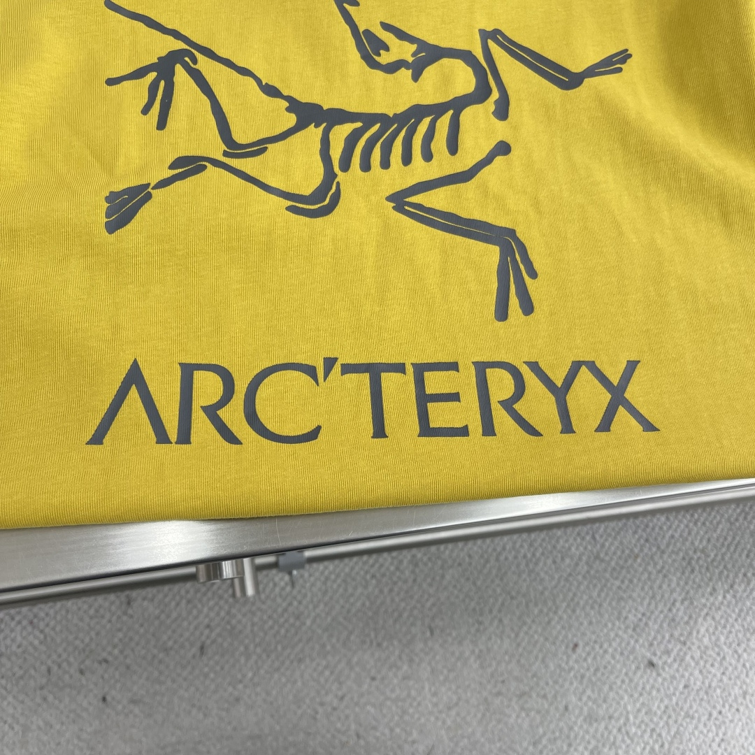 

-🐦 鸟家   2025fw长袖T恤  
小鸟字母LOGO明线拼接印花  
高端32s双纱280克面