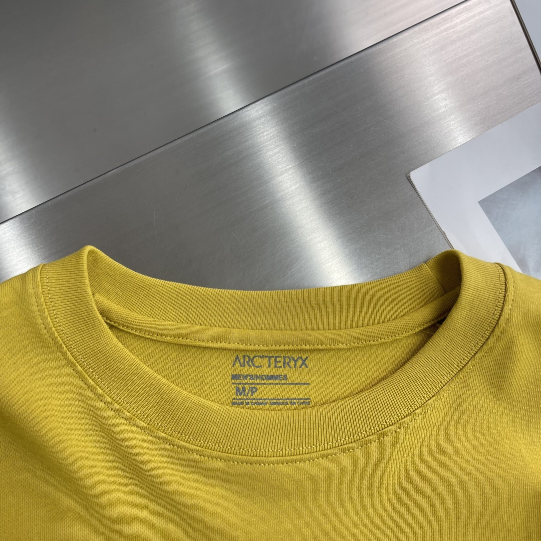 

-🐦 鸟家   2025fw长袖T恤  
小鸟字母LOGO明线拼接印花  
高端32s双纱280克面