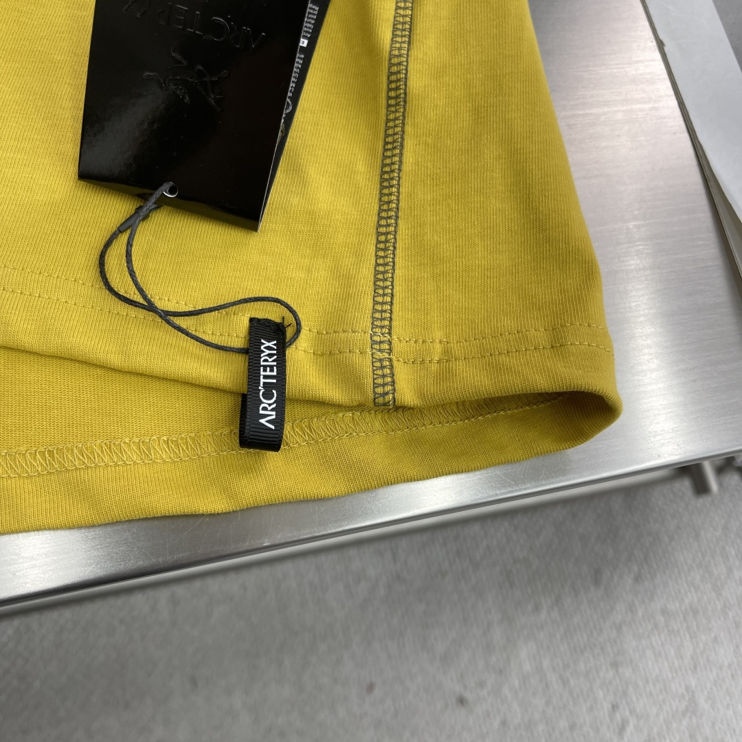 

-🐦 鸟家   2025fw长袖T恤  
小鸟字母LOGO明线拼接印花  
高端32s双纱280克面